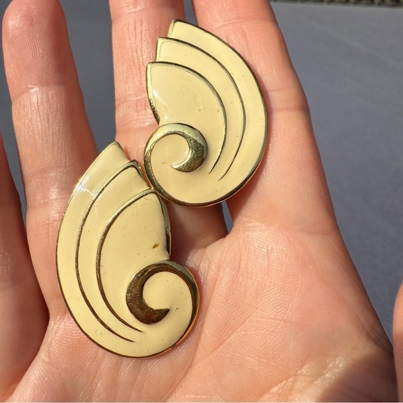 Vintage Napier Cream Earrings in Swirl Design with Clip On Screwbacks - Picture 3 of 10